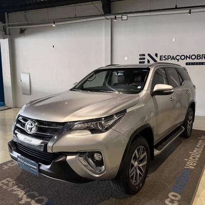 TOYOTA HILUX SW4 2.8 SRX 4X4 7 LUGARES 16V TURBO INTERCOOLER DIESEL 4P AUTOMÁTICO